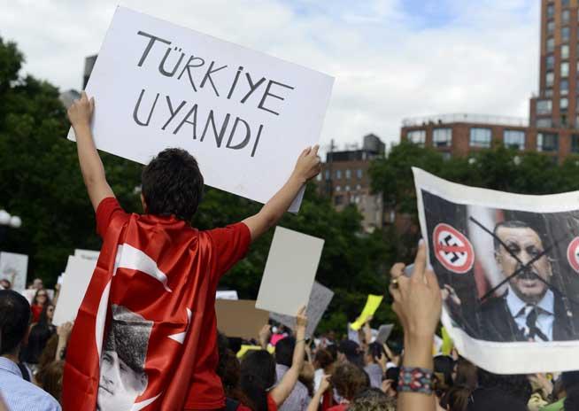 Concert şi manifestaţie la Istanbul. Turcii se mobilizează în a zecea zi de proteste 
