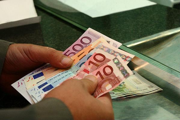 Un român interacţionează de 8,8 ori pe lună cu băncile. Majoritatea tranzacţiilor sunt retrageri de bani de la bancomate sau plăţi de utilităţi