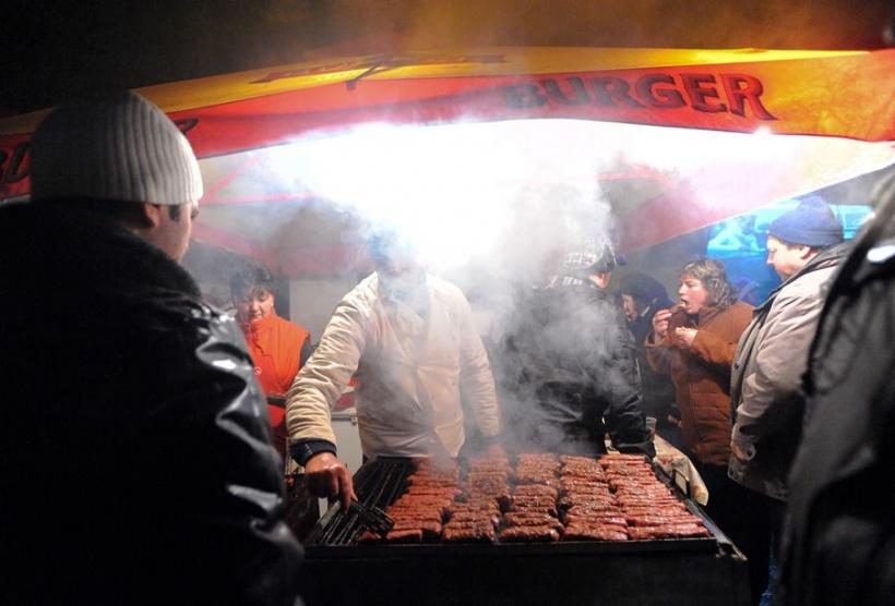 Alertă alimentară în Prahova: Sute de kilograme de carne de mici, infestată cu salmonella
