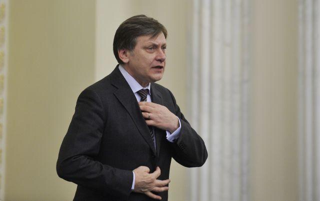 Antonescu îi dă replica lui Băsescu: Preşedintele este obişnuit ca opiniile lui să se transforme în hotărâri ale CCR