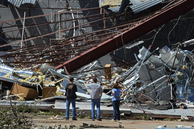 Americanii călătoresc sute de kilometri ca să jefuiască casele distruse de tornada din Oklahoma