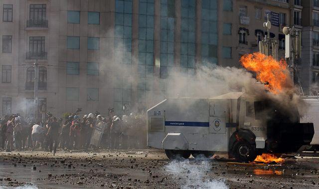 PROTESTELE continuă în Turcia. Poliţiştii au luat cu asalt Piaţa Taksim, lansând grenade lacrimogene (VIDEO)