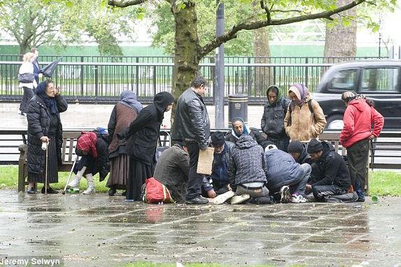70 de ţigani din Londra au rămas fără &quot;casă&quot;: poliţia le-a confiscat saltelele şi cutiile de carton în care dormeau