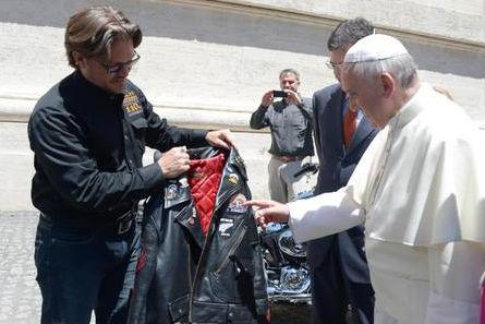 Vezi ce cadou a primit Papa Francisc al II-lea cu prilejul Zilei Motocicliştilor 
