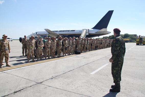 GALERIE FOTO. Militarii arădeni s-au întors din Afganistan cu avion uriaş