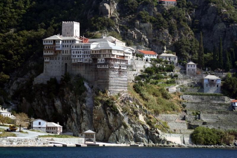 Criza lasă mănăstirile de la Muntele Athos fără protecţie