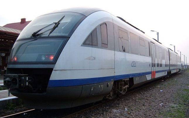 Trafic feroviar BLOCAT în Dâmboviţa. Două persoane au fost rănite, după ce Săgeata Albastră a lovit un camion