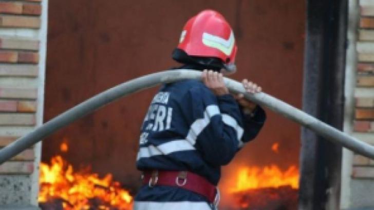 Incendiu la o fabrică de mezeluri, lângă Capitală. Flăcările au cuprins o hală de 2000 de metri pătraţi 