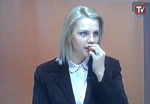 Prezentatoarea unei televiziuni din Suceava GAFEAZĂ MONUMENTAL! &quot;Am ceva pi buză&quot; (VIDEO)