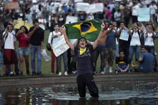 Proteste uriaşe în Brazilia. Peste 100.000 de protestatari au luat cu asalt clădirea Parlamentului (VIDEO)