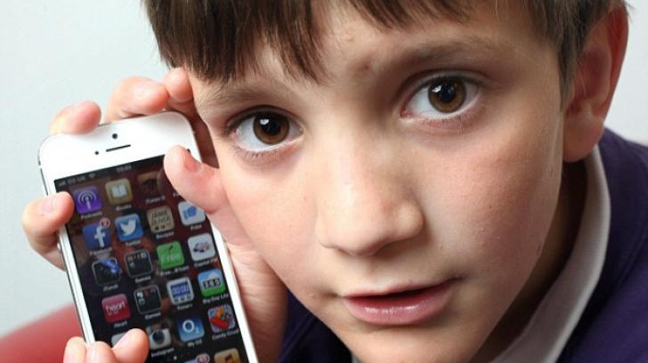 &quot;Am avut un şoc!&quot; O mamă şi-a lăsat băieţelul să se joace pe iPhone, cu o aplicaţie gratuită. Ce factură a primit după doar 3 ore şi avertismentul făcut Apple
