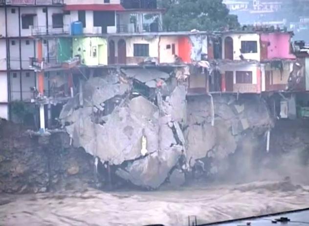 MUSONUL timpuriu face RAVAGII în India: 120 de oameni au murit, 10.000 de pelerini sunt blocaţi în apropierea templului Kedarnath (VIDEO)