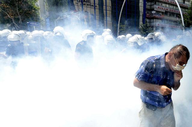 Medicii turci denunţă utilizarea gazului lacrimogen ca armă chimică împotriva manifestanţilor