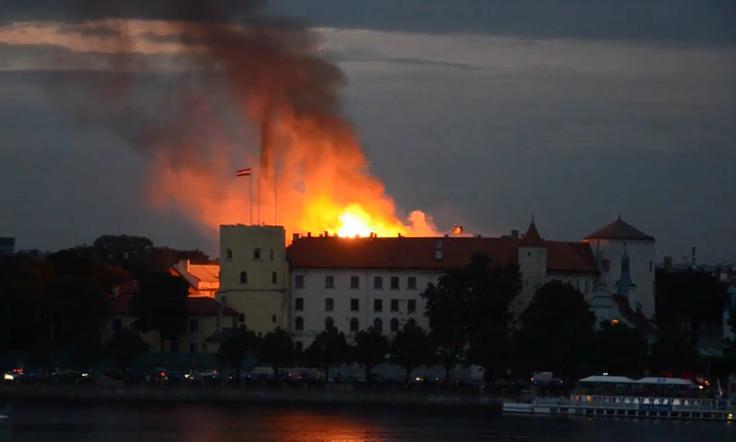 Incendiu la sediul preşedinţiei letone. Un ministru şi-a riscat viaţa intrând în clădirea în flăcări, împreună cu pompierii (VIDEO)