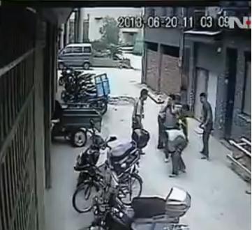 INCREDIBIL! Şi-a FRACTURAT mâinile, prinzând o fetiţă care căzuse de la etajul CINCI! (VIDEO)