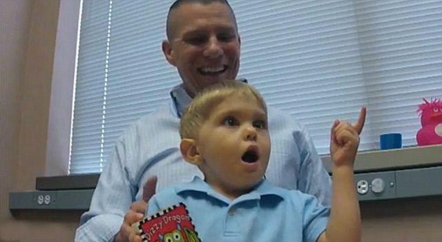 MIRACOLUL INCREDIBIL din această imagine! Ce i se întâmplă acestui băieţel de 3 ani, pentru prima dată în viaţa sa (VIDEO)