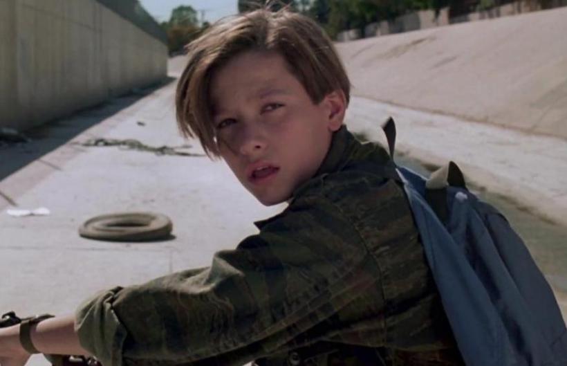 Interpretul lui John Connor, adolescentul din &quot;Terminator 2&quot;, ARESTAT pentru vandalism şi violenţă conjugală. Cum arată acum actorul