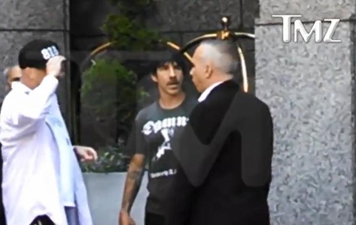 Solistul trupei Red Hot Chili Peppers s-a bătut cu un agent de pază. Ce l-a enervat pe cântăreţ
