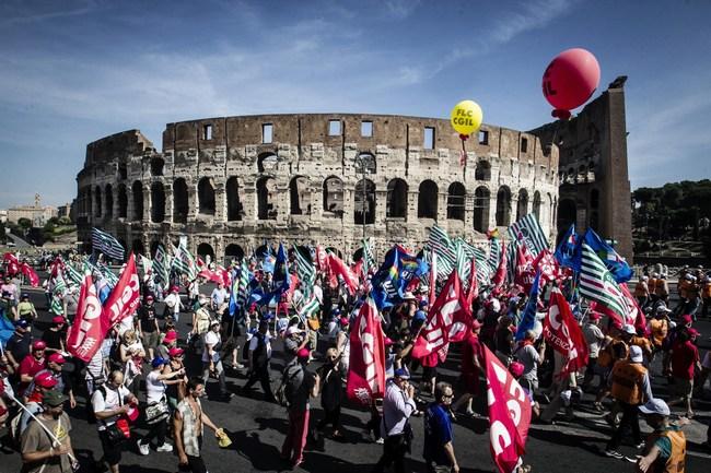Zeci de mii de oameni protestează în centrul Romei. Oamenii cer locuri de muncă şi reformă fiscală