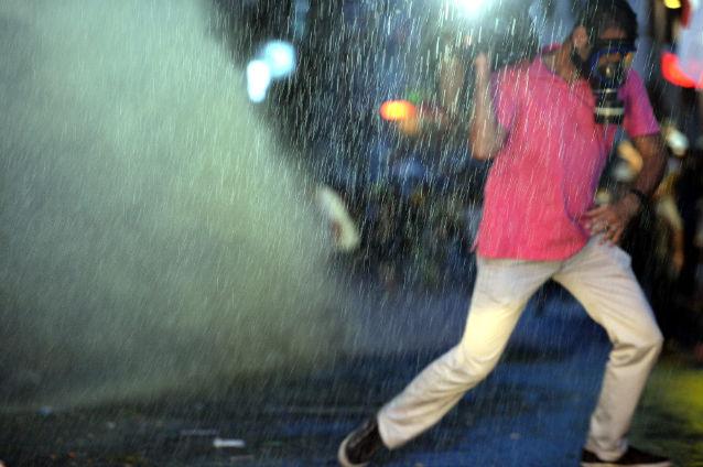 Poliţia a folosit tunuri cu apă împotriva manifestanţilor adunaţi din nou în piaţa Taksim din Istanbul
