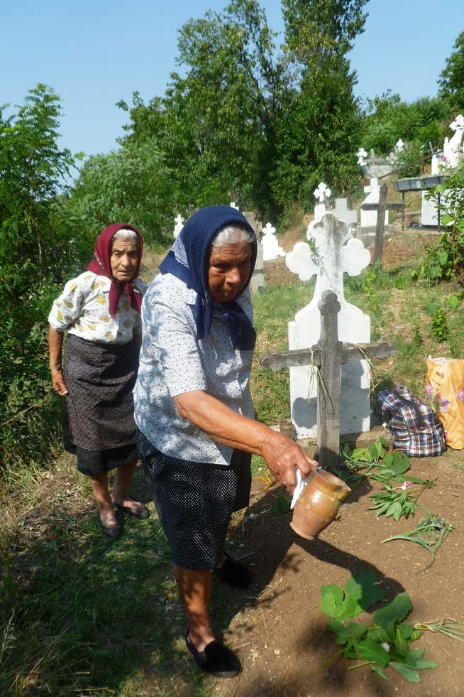 De Rusalii, la Vîlcele, căluşul se pregăteşte din cimitir