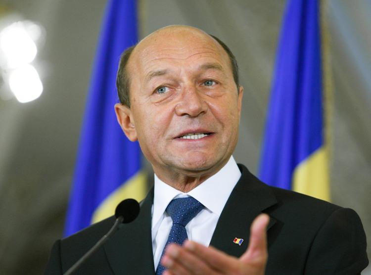 Băsescu, de Ziua Drapelului: Îi îndemn pe români să cinstească aşa cum se cuvine acest simbol naţional