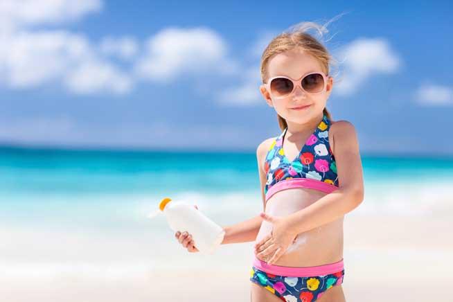 Atenţie la cremele solare pentru copii!  Arsurile solare în copilărie măresc cu 25% riscul de cancer al pielii la maturitate
