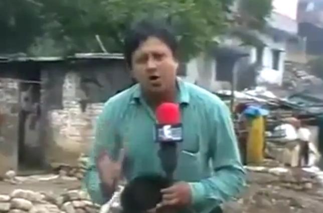 Relatare LIVE rar întâlnită: Ce face un reporter indian în timp ce transmite despre inundaţii, dintr-o zonă lovită de viitori (VIDEO)