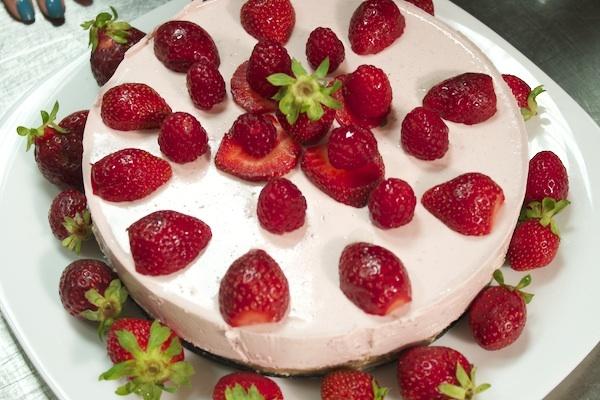Secretul unui tort de zmeură care nu aduce niciun kilogram în plus!