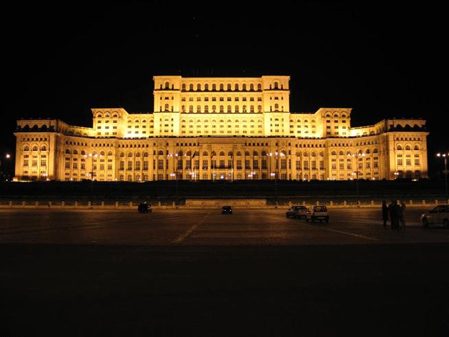 Blestemul care bântuie Casa Poporului. Ce se întâmplă pe holurile celei mai mari clădiri din România