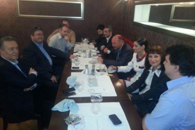 Băsescu se întâlneşte cu membrii fondatori al fundaţiei Mişcarea Populară