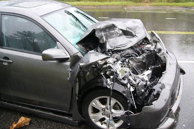 Un şofer grăbit a provocat un accident soldat cu doi răniţi şi şapte maşini avariate