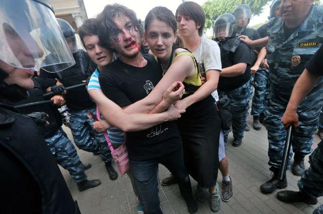 Zeci de arestări la un eveniment Gay Pride în Rusia