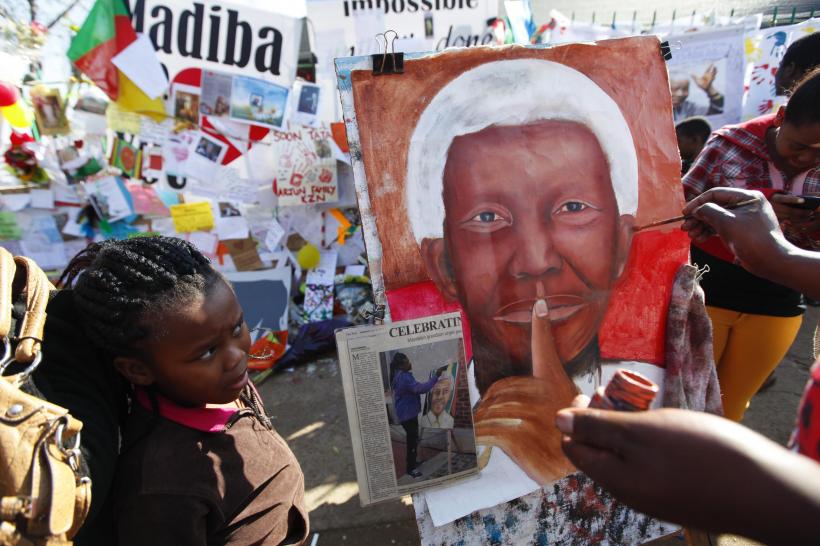 Nelson Mandela nu poate muri pentru că &quot;Sufletul lui nu este liniştit&quot;. Explicaţia liderilor tradiţionali sud-africani