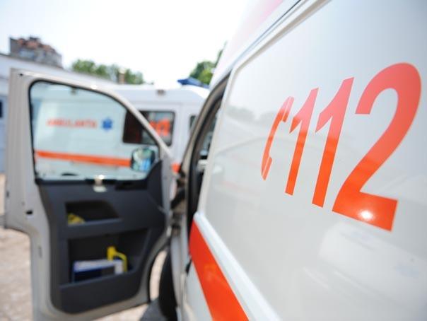 Accident de autocar în Hunedoara: Două persoane au ajuns la spital, după ce maşina a derapat şi a ajuns într-un şanţ