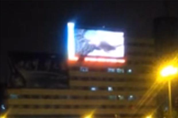 Sute de oameni s-au oprit să privească. Ce imagini au rulat, timp de 10 minute, pe ecranul gigantic de pe peronul gării (VIDEO)