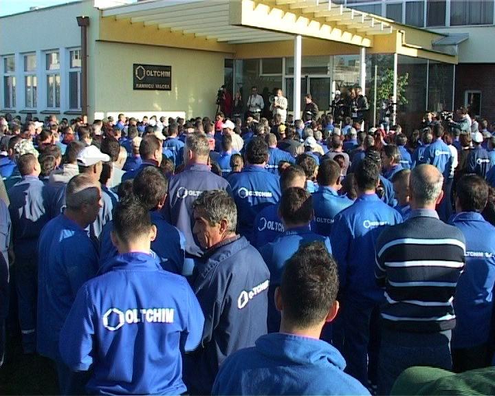 Sute de angajaţi PROTESTEAZĂ la Oltchim, nemulţumiţi că nu şi-au primit salariile pentru luna mai