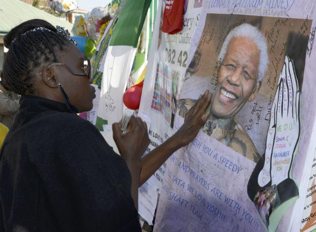 Preşedinţia sud-africană a dezminţit starea &quot;vegetativă permanentă' a fostului preşedinte Nelson Mandela