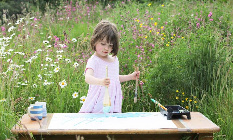Are 3 ani, nu vorbeşte, suferă de autism, dar impresionează cu talentul ei la pictură