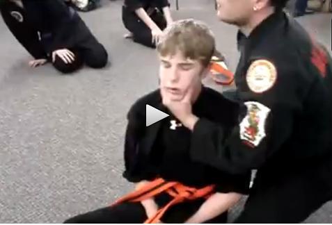 Demonstraţie de lovitură FATALĂ făcută pe un practicant de arte marţiale (VIDEO)