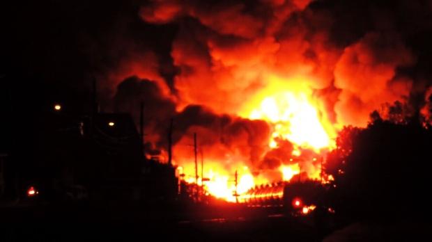 Explozii uriaşe, după ce un tren cu 80 de vagoane cu combustibil a deraiat în Canada