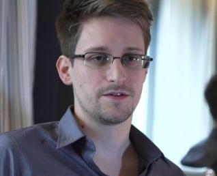 Snowden mai încearcă. A depus încă şase solicitări de azil