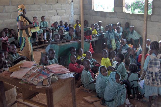Carnagiu în Nigeria: cel puţin 42 de morţi, majoritatea elevi, în urma atacului asupra unei şcoli