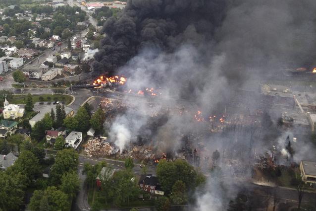 Un tren de marfă a deraiat în Canada: 30 de case distruse şi 60 de dispăruţi