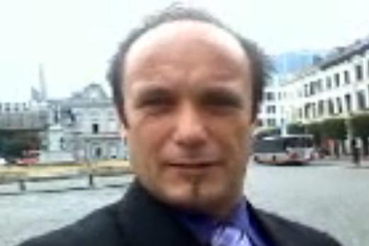 Protest pe acoperiş, la Bruxelles. Protagonist, un român “recidivist” (VIDEO)