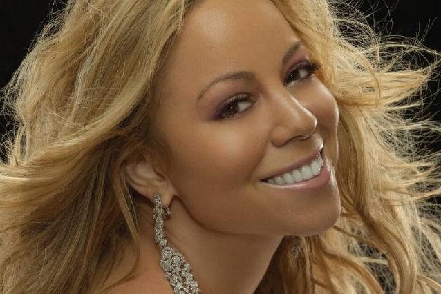 Mariah Carey şi-a dislocat umărul după ce s-a împiedicat din cauza tocurilor