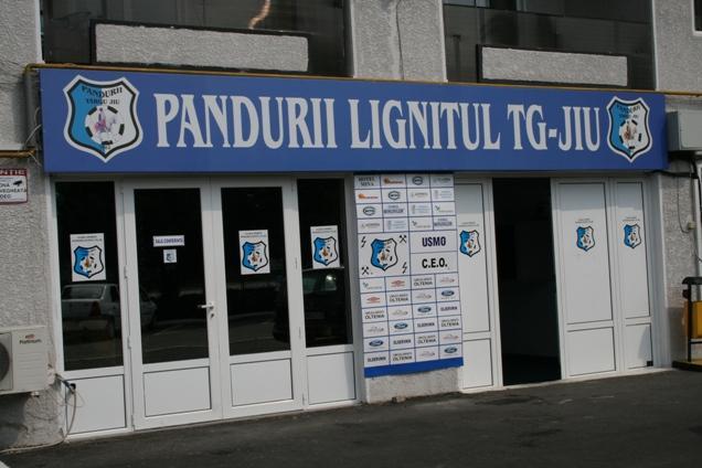 Descinderi la clubul Pandurii Târgu Jiu. Poliţia şi Garda Financiară Gorj caută documentele financiar-contabile ale echipei