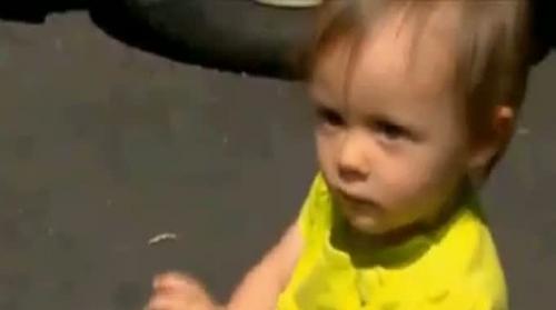 Cum a reuşit un copil de un an să CUMPERE o maşină pentru părinţii săi