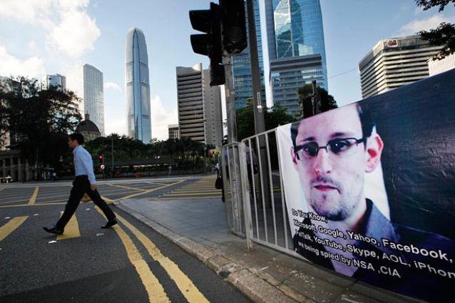 Lovitură de teatru în cazul Snowden: fostul spion american va solicita azil politic în Rusia