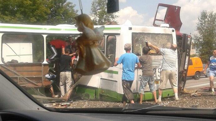 TRAGEDIE ÎN RUSIA: 14 morţi şi 43 de răniţi, după ce un autobuz s-a ciocnit cu un camion (FOTO)